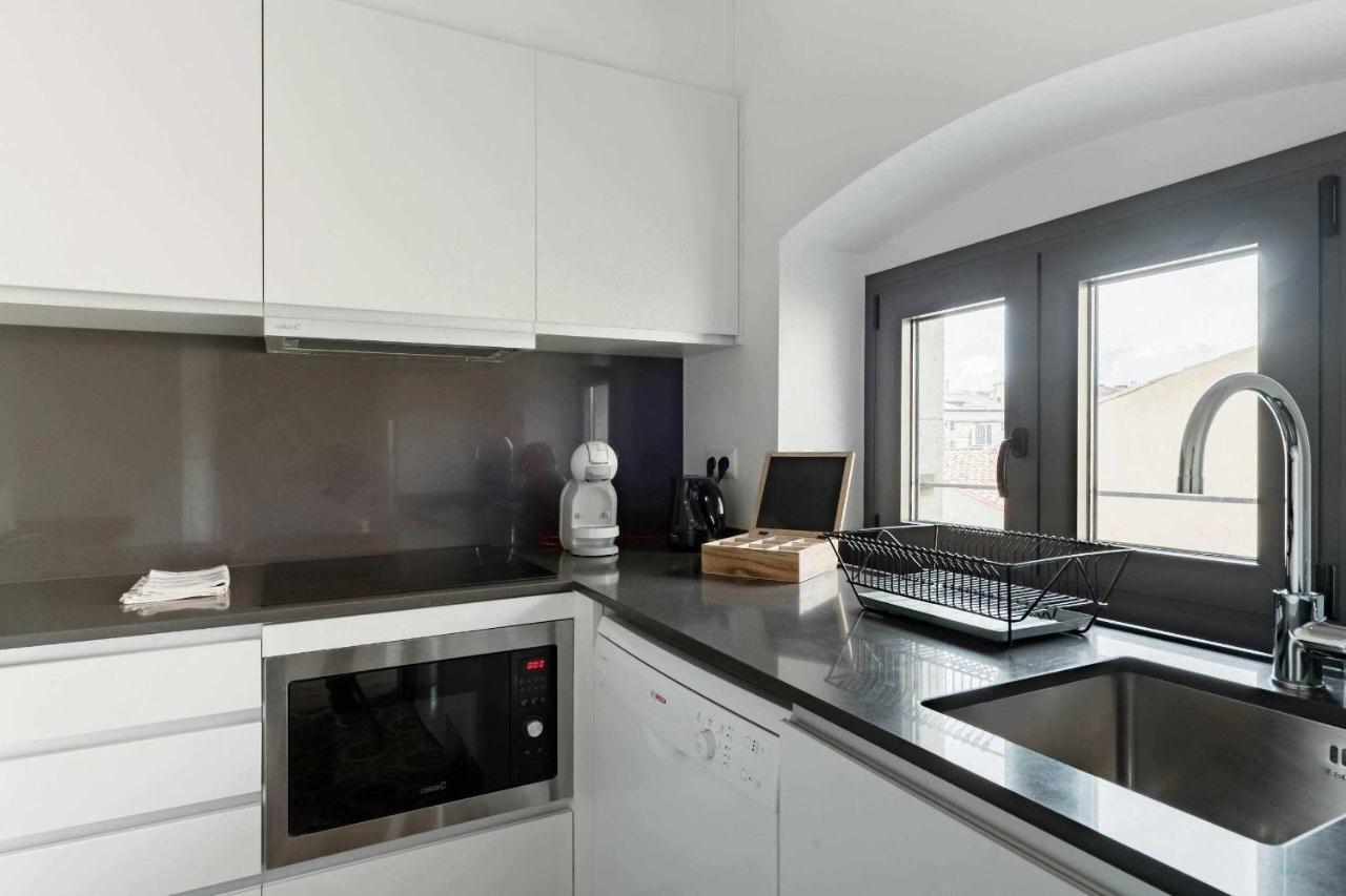 Revitalized Apartment In Historical Building Херона Екстериор снимка